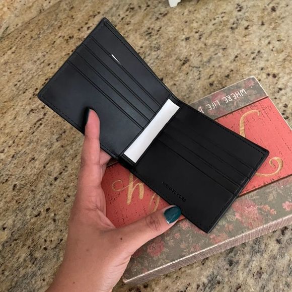 New mk men’s wallet 🧔🏽‍♂️ - Picture 3 of 6